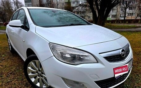 Opel Astra J, 2011 год, 595 000 рублей, 1 фотография