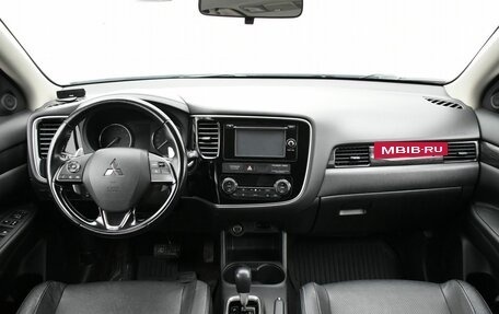 Mitsubishi Outlander III рестайлинг 3, 2016 год, 1 899 000 рублей, 9 фотография