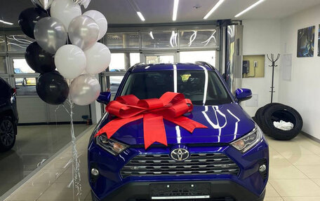 Toyota RAV4, 2021 год, 3 800 000 рублей, 2 фотография