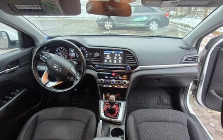 Hyundai Elantra VI рестайлинг, 2019 год, 950 000 рублей, 8 фотография