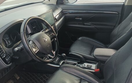 Mitsubishi Outlander III рестайлинг 3, 2017 год, 1 930 000 рублей, 9 фотография