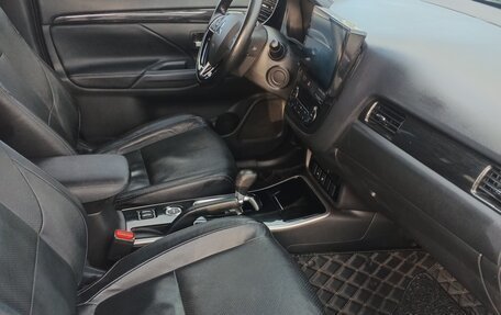 Mitsubishi Outlander III рестайлинг 3, 2017 год, 1 930 000 рублей, 11 фотография