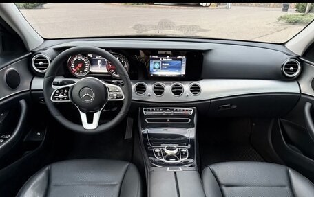 Mercedes-Benz E-Класс, 2019 год, 2 150 000 рублей, 14 фотография