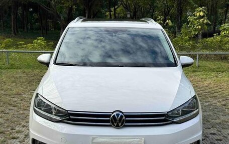 Volkswagen Touran III, 2021 год, 1 555 898 рублей, 2 фотография