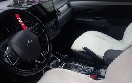 Mitsubishi Outlander III рестайлинг 3, 2018 год, 2 100 000 рублей, 6 фотография