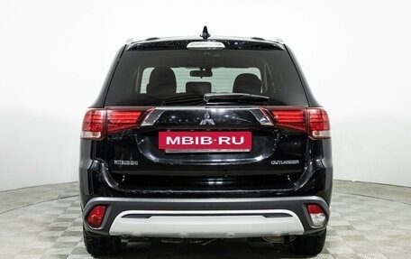 Mitsubishi Outlander III рестайлинг 3, 2018 год, 1 849 777 рублей, 6 фотография