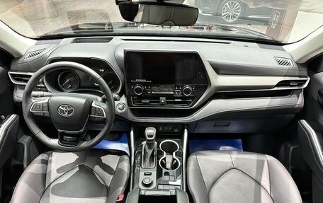 Toyota Highlander, 2024 год, 5 040 000 рублей, 9 фотография