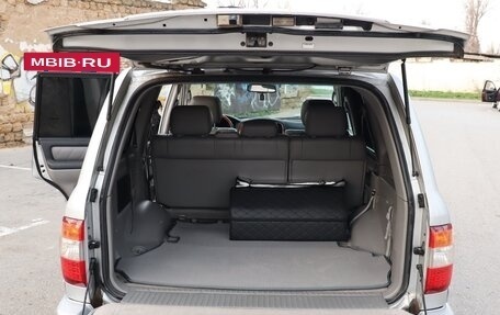 Toyota Land Cruiser 100 рестайлинг 2, 2006 год, 2 700 000 рублей, 23 фотография