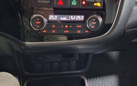 Mitsubishi Outlander III рестайлинг 3, 2017 год, 1 740 000 рублей, 10 фотография