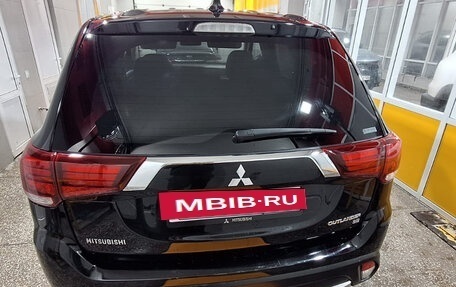 Mitsubishi Outlander III рестайлинг 3, 2017 год, 1 740 000 рублей, 6 фотография