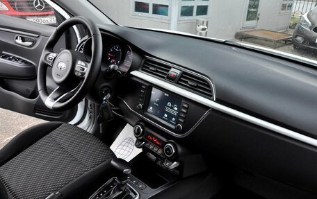 KIA Rio IV, 2018 год, 1 050 000 рублей, 10 фотография