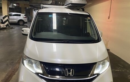 Honda Stepwgn IV, 2016 год, 1 850 000 рублей, 3 фотография