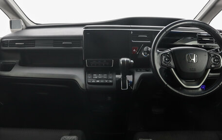 Honda Stepwgn IV, 2018 год, 2 369 000 рублей, 15 фотография