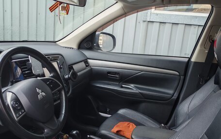 Mitsubishi Outlander III рестайлинг 3, 2014 год, 1 500 000 рублей, 15 фотография