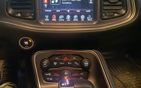 Dodge Challenger III рестайлинг 2, 2016 год, 2 100 000 рублей, 5 фотография