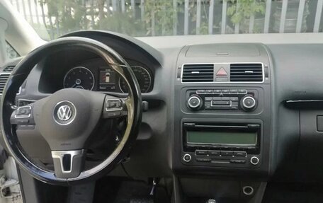 Volkswagen Touran III, 2011 год, 820 000 рублей, 6 фотография