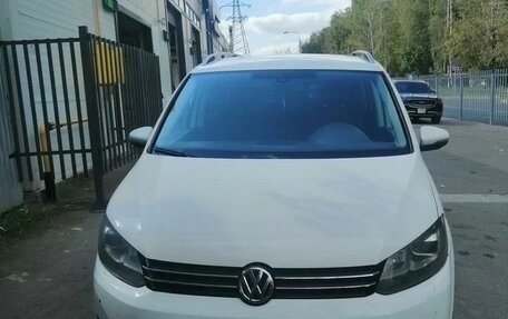 Volkswagen Touran III, 2011 год, 820 000 рублей, 2 фотография