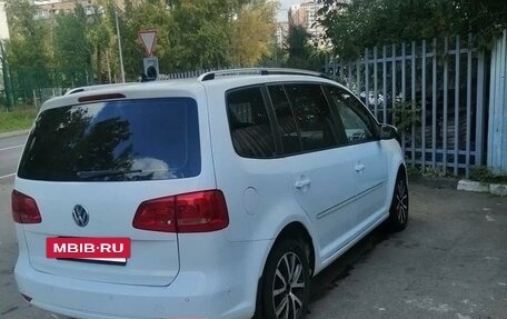 Volkswagen Touran III, 2011 год, 820 000 рублей, 3 фотография