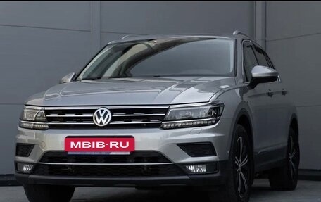 Volkswagen Tiguan II, 2017 год, 2 200 000 рублей, 3 фотография