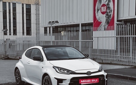 Toyota Yaris, 2021 год, 2 700 000 рублей, 2 фотография