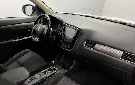Mitsubishi Outlander III рестайлинг 3, 2016 год, 1 465 000 рублей, 20 фотография