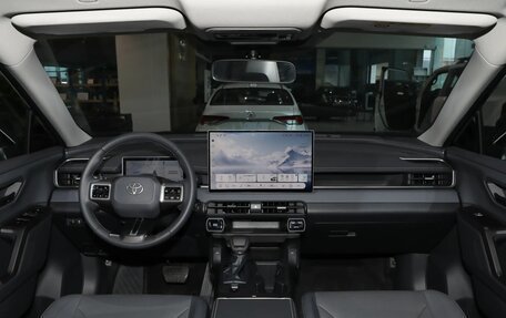 Toyota RAV4, 2025 год, 4 490 000 рублей, 12 фотография