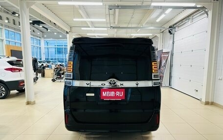 Toyota Voxy III, 2017 год, 2 679 000 рублей, 5 фотография