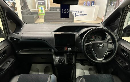 Toyota Voxy III, 2017 год, 2 679 000 рублей, 16 фотография