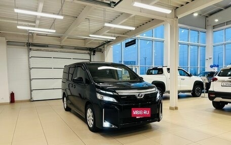 Toyota Voxy III, 2017 год, 2 679 000 рублей, 8 фотография