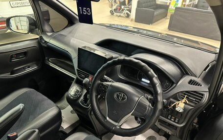 Toyota Voxy III, 2017 год, 2 679 000 рублей, 11 фотография