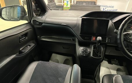 Toyota Voxy III, 2017 год, 2 679 000 рублей, 14 фотография