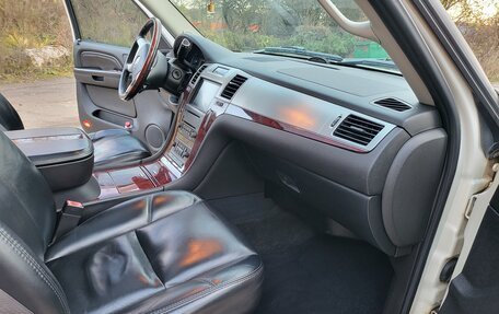 Cadillac Escalade III, 2007 год, 1 300 000 рублей, 9 фотография