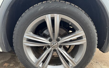 Volkswagen Tiguan II, 2019 год, 2 700 000 рублей, 33 фотография