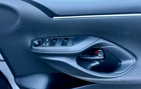 Toyota Yaris, 2021 год, 1 259 000 рублей, 16 фотография