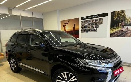 Mitsubishi Outlander III рестайлинг 3, 2020 год, 2 570 000 рублей, 4 фотография