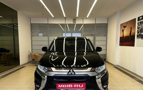 Mitsubishi Outlander III рестайлинг 3, 2020 год, 2 570 000 рублей, 3 фотография