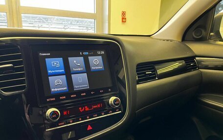 Mitsubishi Outlander III рестайлинг 3, 2020 год, 2 570 000 рублей, 9 фотография