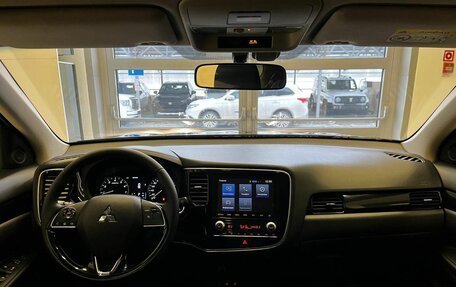 Mitsubishi Outlander III рестайлинг 3, 2020 год, 2 570 000 рублей, 10 фотография