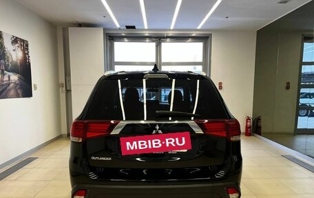 Mitsubishi Outlander III рестайлинг 3, 2020 год, 2 570 000 рублей, 6 фотография