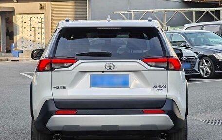 Toyota RAV4, 2024 год, 4 000 000 рублей, 5 фотография