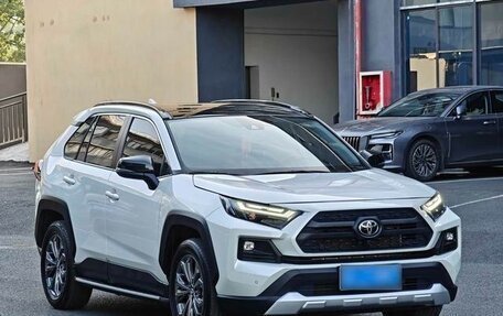 Toyota RAV4, 2024 год, 4 000 000 рублей, 9 фотография