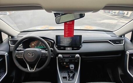 Toyota RAV4, 2024 год, 4 000 000 рублей, 2 фотография