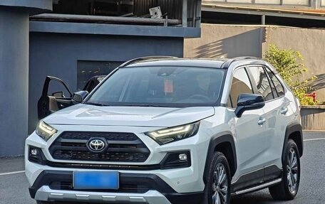 Toyota RAV4, 2024 год, 4 000 000 рублей, 1 фотография