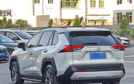 Toyota RAV4, 2024 год, 4 000 000 рублей, 10 фотография