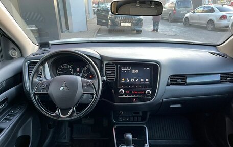 Mitsubishi Outlander III рестайлинг 3, 2021 год, 2 349 000 рублей, 13 фотография