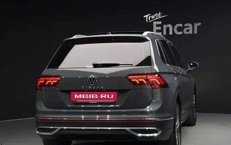 Volkswagen Tiguan II, 2022 год, 2 400 000 рублей, 4 фотография