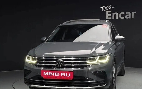 Volkswagen Tiguan II, 2022 год, 2 400 000 рублей, 2 фотография