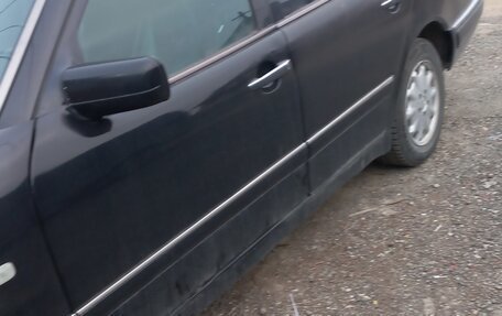 Mercedes-Benz E-Класс, 1996 год, 395 000 рублей, 2 фотография