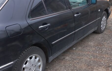 Mercedes-Benz E-Класс, 1996 год, 395 000 рублей, 4 фотография