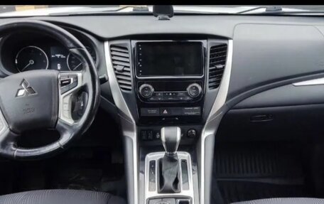 Mitsubishi Pajero Sport III рестайлинг, 2018 год, 2 700 000 рублей, 6 фотография